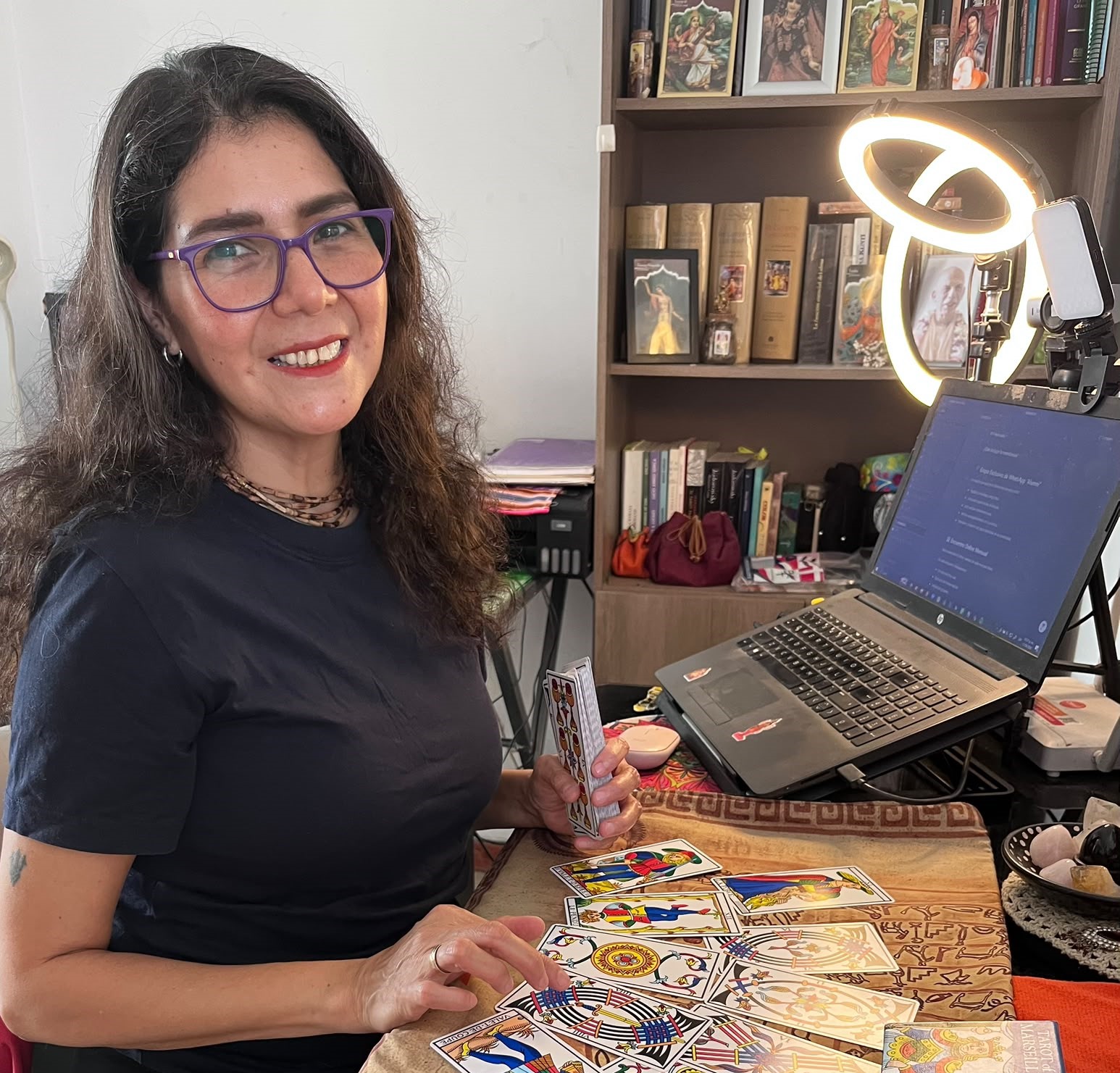 Fiorella Torres en su espacio de lectura de tarot